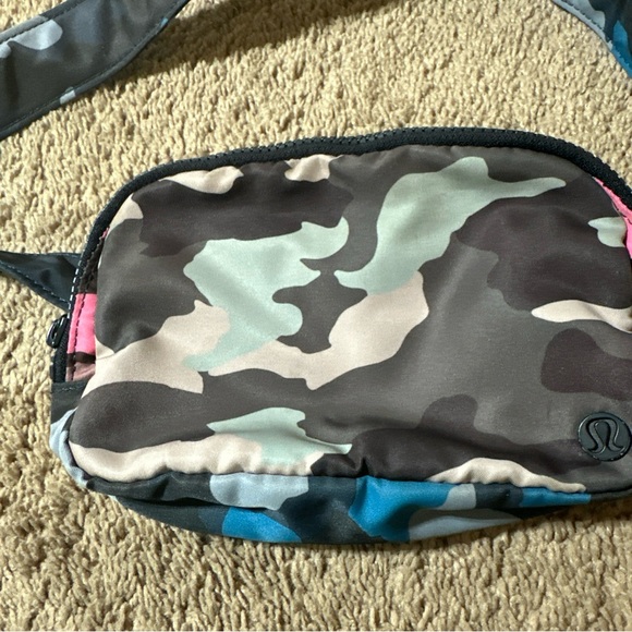 Lululemon Womens Everywhere Belt Bag Heritage Camo Brown Blue Pink Green - Picture 2 of 16